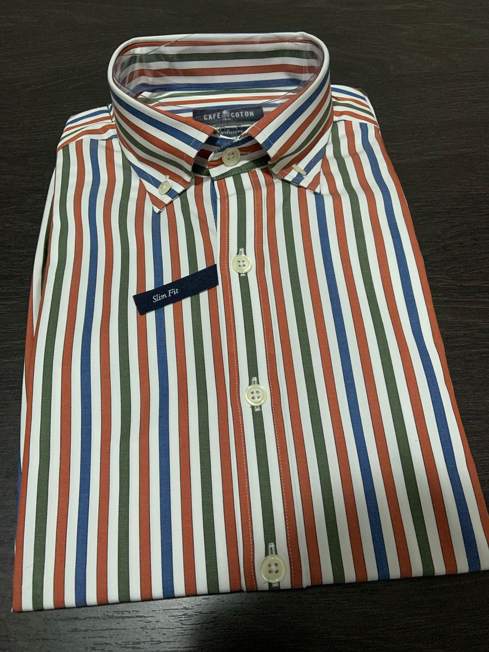 Chemise à rayures rouges vertes bleues