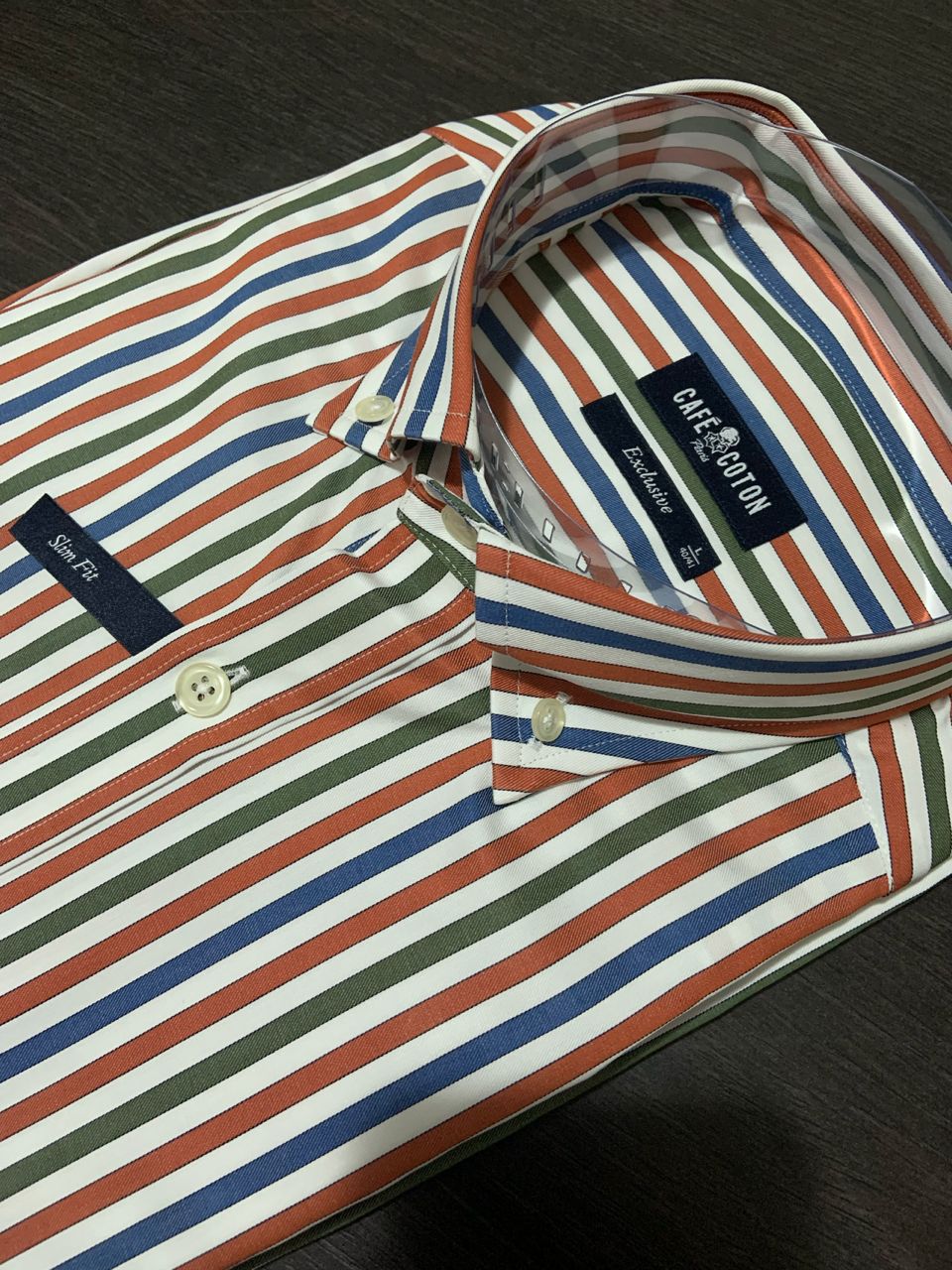 Chemise à rayures rouges vertes bleues